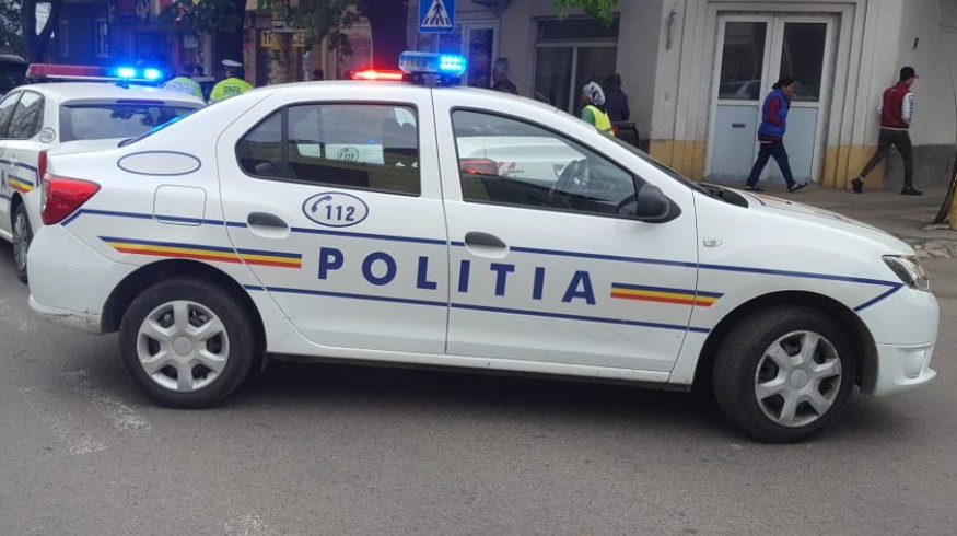 Două autoturisme, AVARIATE de un individ BEAT care arunca bucăți de cărămidă de pe un imobil