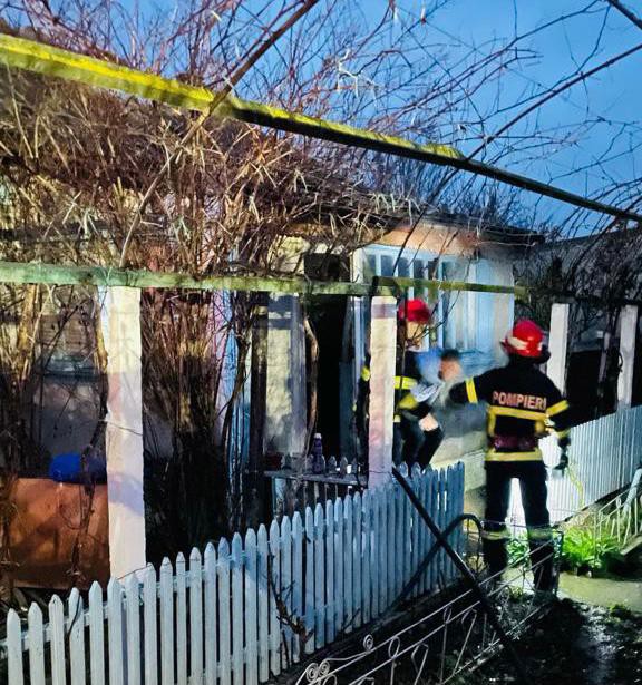 Incendiu într-o locuință din localitatea Sarichioi