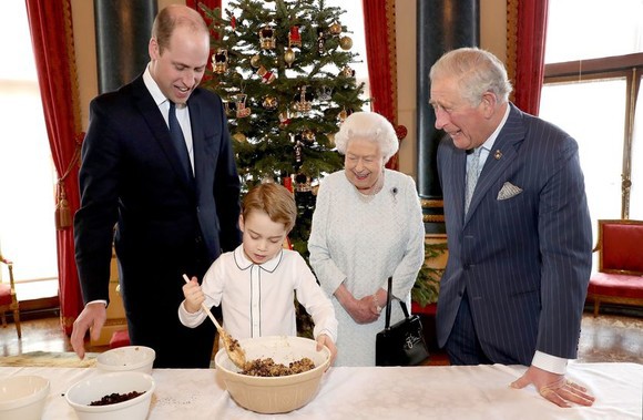 Ce mănâncă familia regală britanică de Crăciun. Câte zeci de feluri de carne există la masă