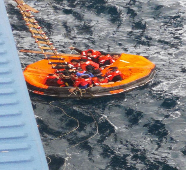 Încă o NAVĂ condusă de un comandant ROMÂN a SALVAT VIEȚI pe mare