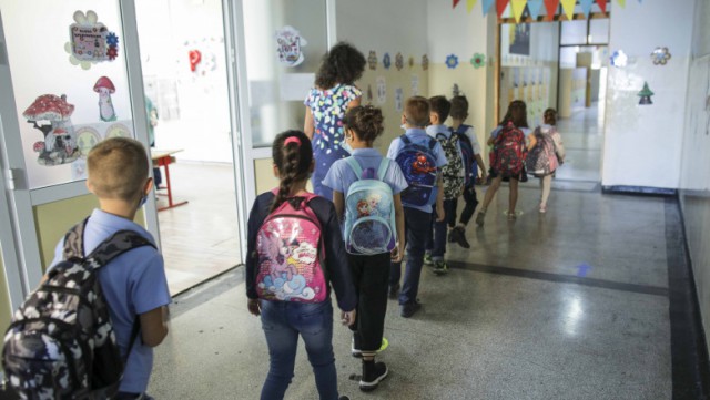 Școlile s-ar putea REDESCHIDE în siguranță la început de APRILIE