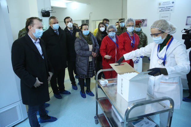 AUR denunță ceremonia de aducere a vaccinului: 'Au înlocuit Crăciunul cu Zilele Europene ale Vaccinării în România'