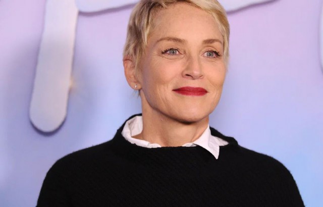 Sharon Stone nu doarme niciodată singură. Iată ce mascul feroce o păzește noaptea!