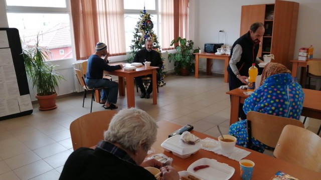 Asociația „Suflete deschise” din Constanța oferă, de sărbători, o masă caldă oamenilor străzii