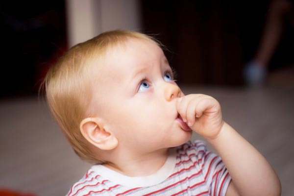 Suzeta sau suptul degetului - ce este mai dăunător pentru copil, potrivit specialiștilor