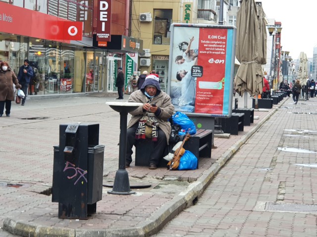 VIDEO! Un constănţean CÂNTĂ din PASIUNE pe Ştefan cel Mare, nu stă cu mâna întinsă