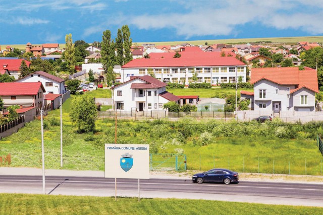 PRIMĂRIA AGIGEA dă vina pe CONSILIERII LOCALI pentru LIPSA TABLETELOR pentru elevi