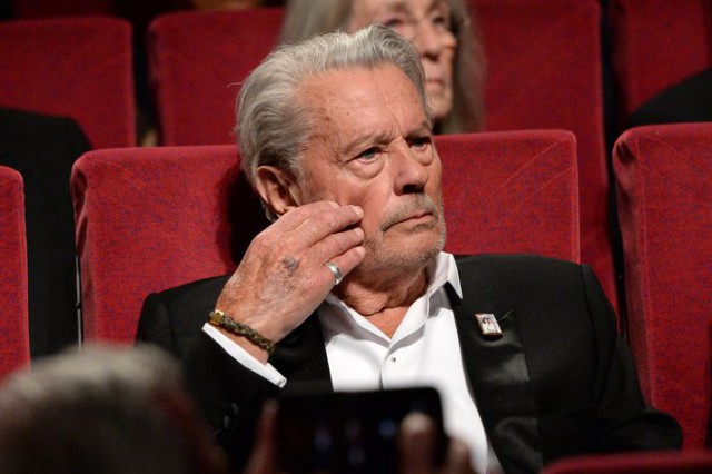 Drama despre care Alain Delon nu vorbeşte: a fost abandonat de părinţi la doar 4 ani!