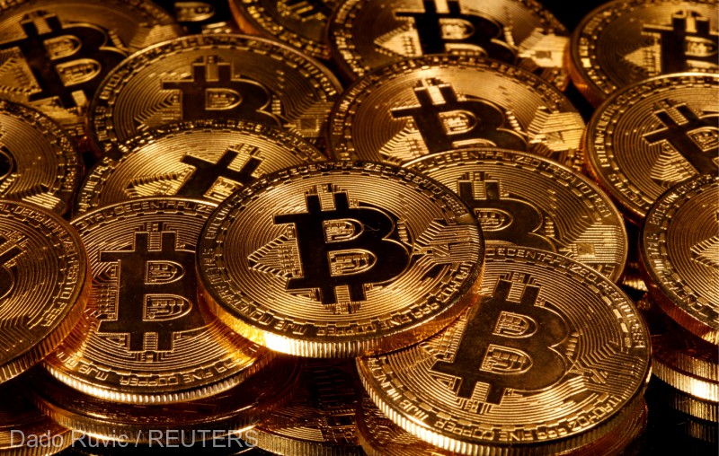 Bitcoin se tranzacţionează aproape de nivelul record de duminică, de 34.800 de dolari