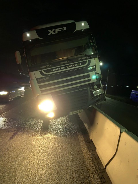 Un autocamion a ÎNCĂLECAT parapetul median de pe DN3