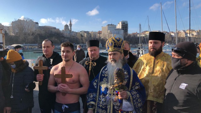 Iată cine a PRINS CRUCILE aruncate de ÎPS în mare