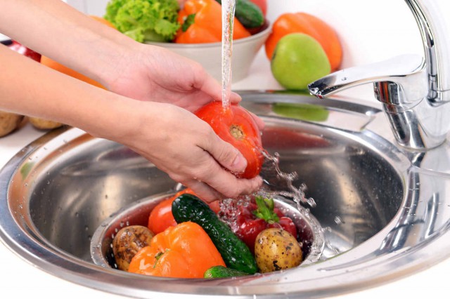Cum se spală corect fructele și legumele