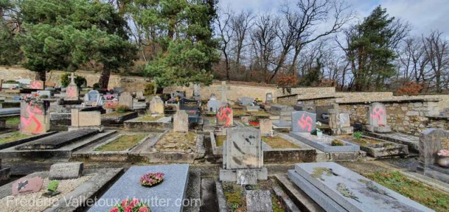 Franţa: Zeci de morminte dintr-un oraş din apropiere de Paris au fost vandalizate cu svastici
