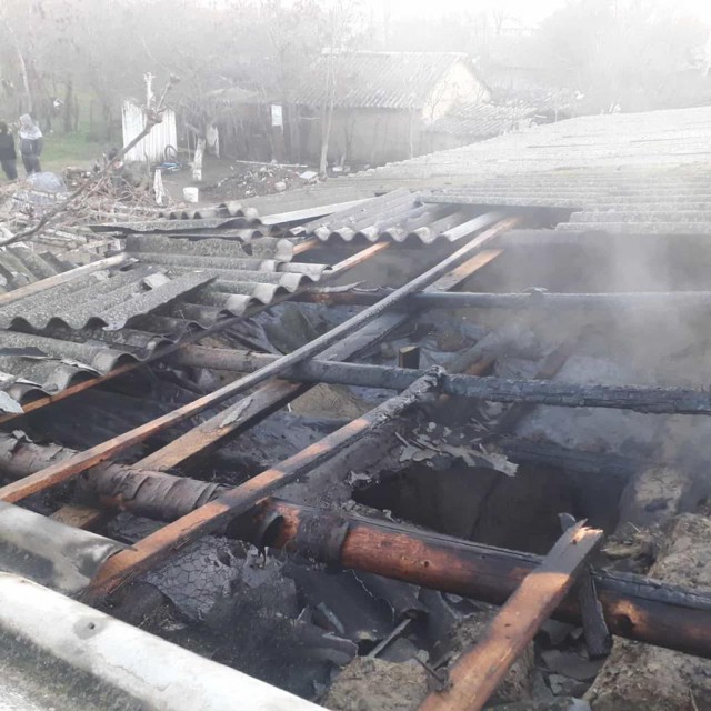O casă a luat FOC în localitatea Corbu