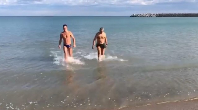 VIDEO! Atleții Vasile Apetroaie și Bogdan Ofițeru, baie în mare în prima zi a anului 2021