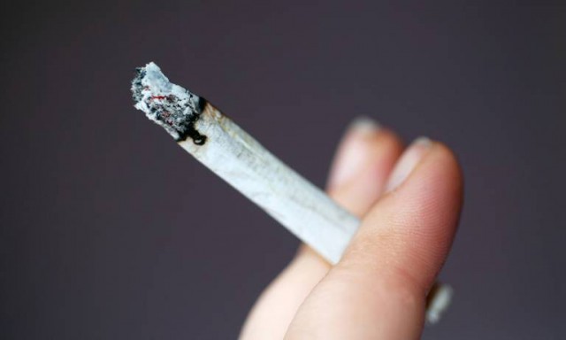 BARMAN PRINS în timp ce își FĂCEA un JOINT