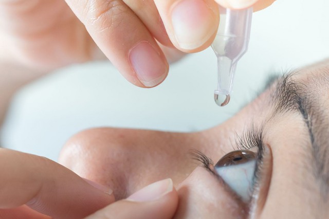 Lacrimile artificiale, eficiente dacă ai ochii obosiți