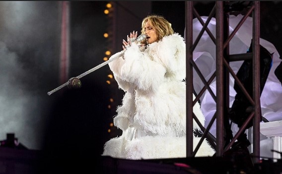 Jennifer Lopez, Miley Cyrus și Maluma, între vedetele care și-au petrecut noaptea de Revelion pe scenă