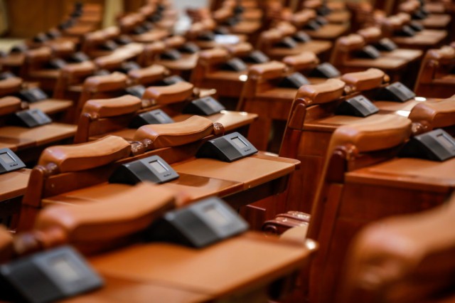 Cameră: Deputaţii au testat noile tablete asigurate de STS