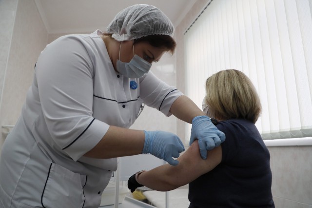 Coronavirus: Rusia a început să vaccineze persoanele de peste 60 de ani