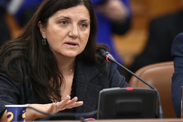 Raluca Prună: Chestiunea vârstei de pensionare trebuie rezolvată în bloc, pentru toate profesiile cu derogări, nu pe bucăţele