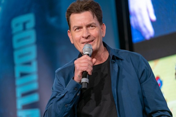 Charlie Sheen, trecerea de la lux la sărăcie. Cum a risipit actorul banii obţinuţi din producţii de top