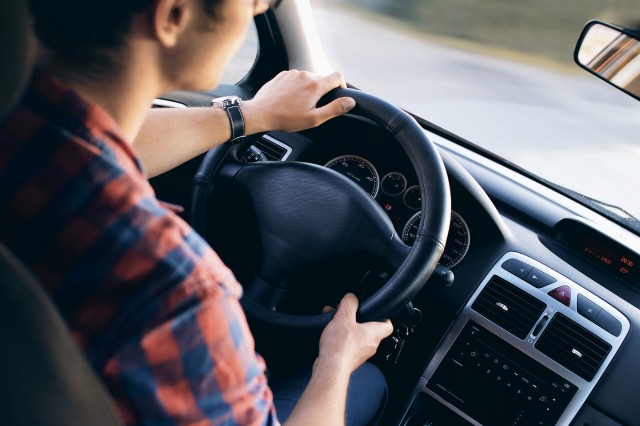 Noi interdicții pentru șoferii începători. Ar putea rămâne fără permis dacă sunt prinși la volanul unor mașini puternice