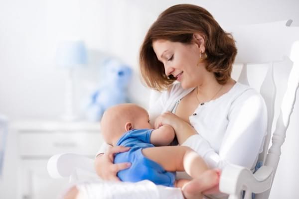 6 semne că ești pregătită să renunți la alăptat. Cum începe înțărcarea?