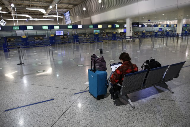 Coronavirus: Grecia impune o perioadă de carantină de şapte zile pentru cei care intră în ţară cu avionul