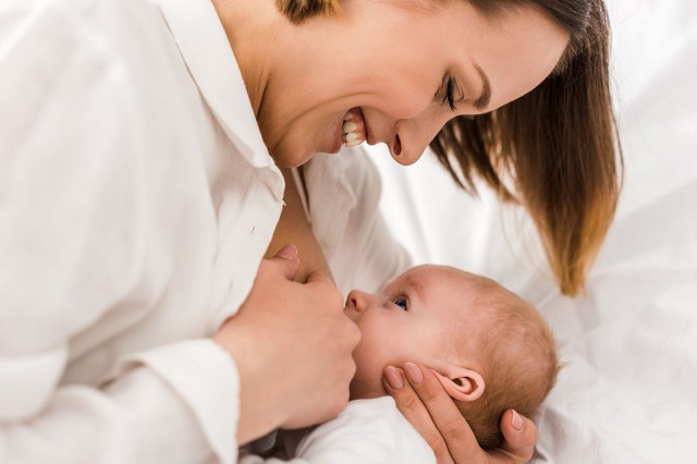 Studiu: Alăptarea face mamele mai fericite?