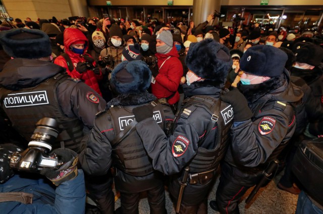 Poliţia rusă arestează susţinători ai lui Alexei Navalnîi înainte de aterizarea acestuia la Moscova