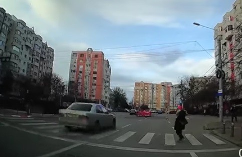 Video! La un PAS de a SPULBERA o FEMEIE pe TRECERE