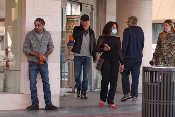 Bruce Willis a fost dat afară din farmacie că n-avea mască