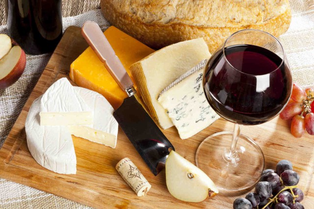 Ce efecte au consumul de brânză și de vin roșu asupra creierului?