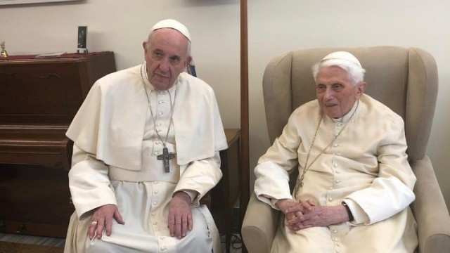 Papa Francisc şi fostul suveran pontif Benedict al XVI-lea au fost vaccinaţi împotriva COVID-19