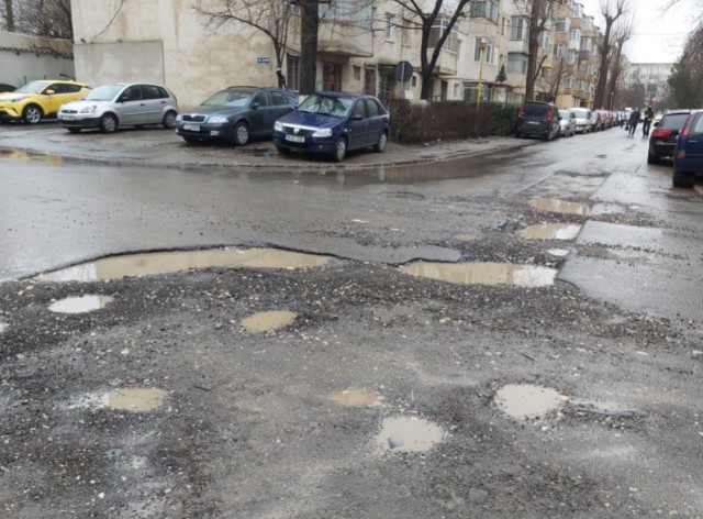 Suma plătită de Administrația Străzilor unui șofer, după ce și-a avariat mașina într-un canal