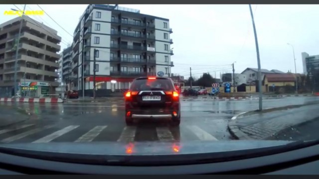 Ce MANEVRĂ periculoasă a FĂCUT UN şofer, în SENSUL GIRATORIU. VIDEO!