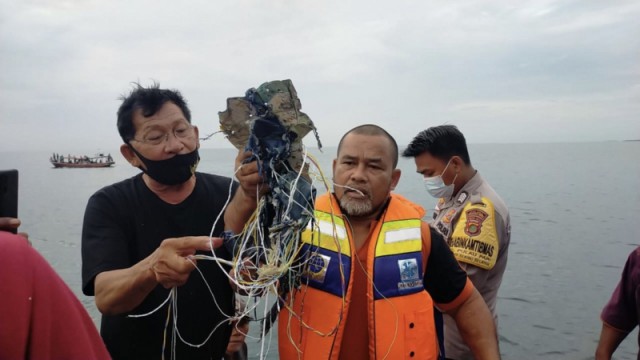 Boeing DISPĂRUT în Indonezia: Au fost descoperite resturi şi fragmente de corpuri