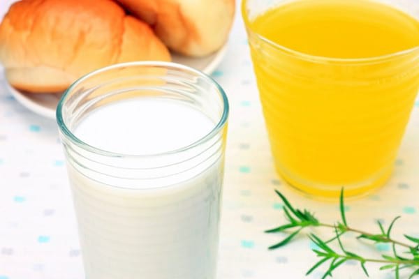 Ce e mai sănătos să bei la micul dejun: lapte sau suc de portocale?