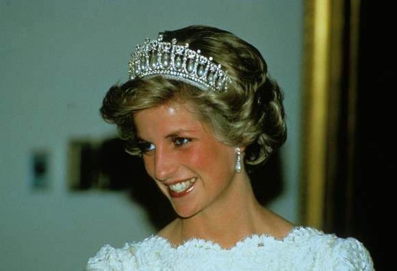 Cum a schimbat Prinţesa Diana monarhia britanică. Nimeni din familia regală n-a făcut aceste lucruri