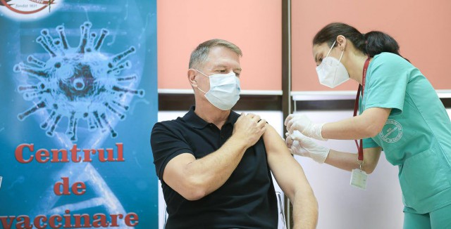 Klaus Iohannis: E o procedură simplă, nu doare. Recomand TUTUROR vaccinarea