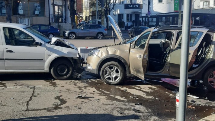 VIDEO! Un AUTOTURISM s-a RĂSTURNAT în față la IPJ, pe Mamaia