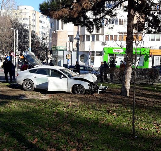Accident rutier pe TOMIS: a intrat cu MAȘINA în COPAC