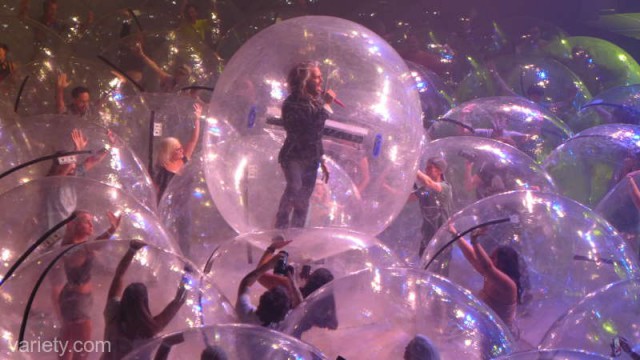 Trupa Flaming Lips a pus în scenă un concert unic, desfăşurat în sfere gonflabile
