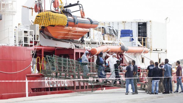 Italia permite debarcarea a 373 de migranţi de pe nava Ocean Viking
