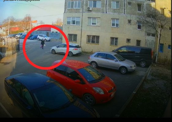 VIDEO! O femeie și-a ARUNCAT GUNOIUL într-o PARCARE, în loc să-l ducă la TOMBERON