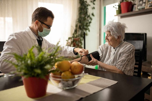 Hipertensiunea la adulții de orice vârstă poate accelera declinul cognitiv