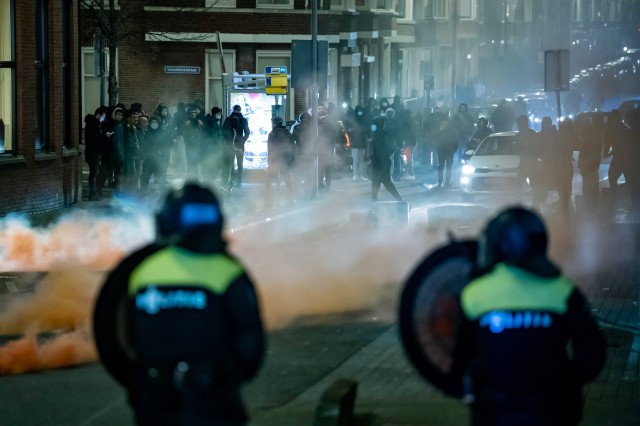 Olanda: Poliţia a reţinut peste 150 de persoane în a treia noapte de violenţe