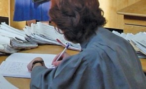 Bărbat trimis în judecată, după ce a confecţionat şi montat, o troiţă cu simbolul asociat Mişcării Legionare