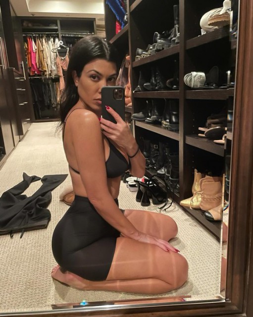 Și eu pot să pozez sexy, în dulap! Kourtney Kardashian își imită sora mai mică